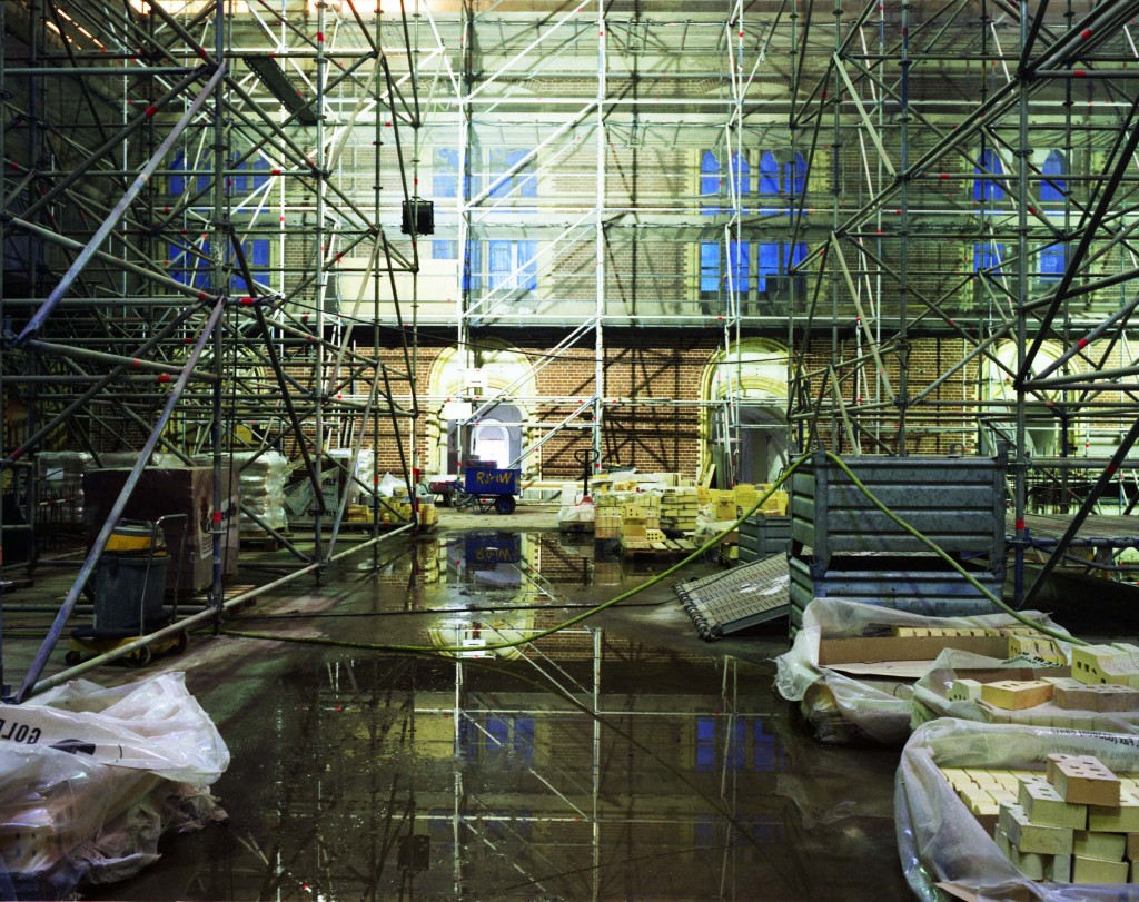 Wijnanda Deroo fotografeerde in 2010 de stand van zaken bij de metamorfose van de overkapte binnenplaatsen tot het atrium waar bezoekers nu onder meer de kassa, de winkel en het café aantreffen. Copyright foto Wijnanda Deroo.