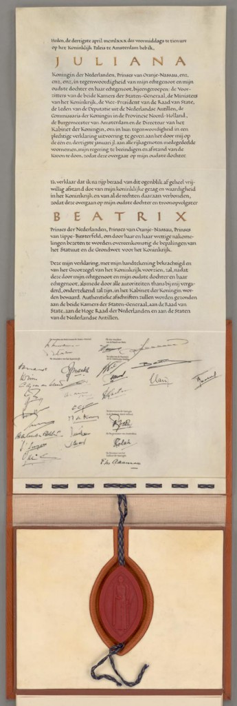 De abdicatie-akte van koningin Juliana is ook te zien in de Nieuwe Kerk, de akte wordt bewaard in het Nationaal Archief in Den Haag