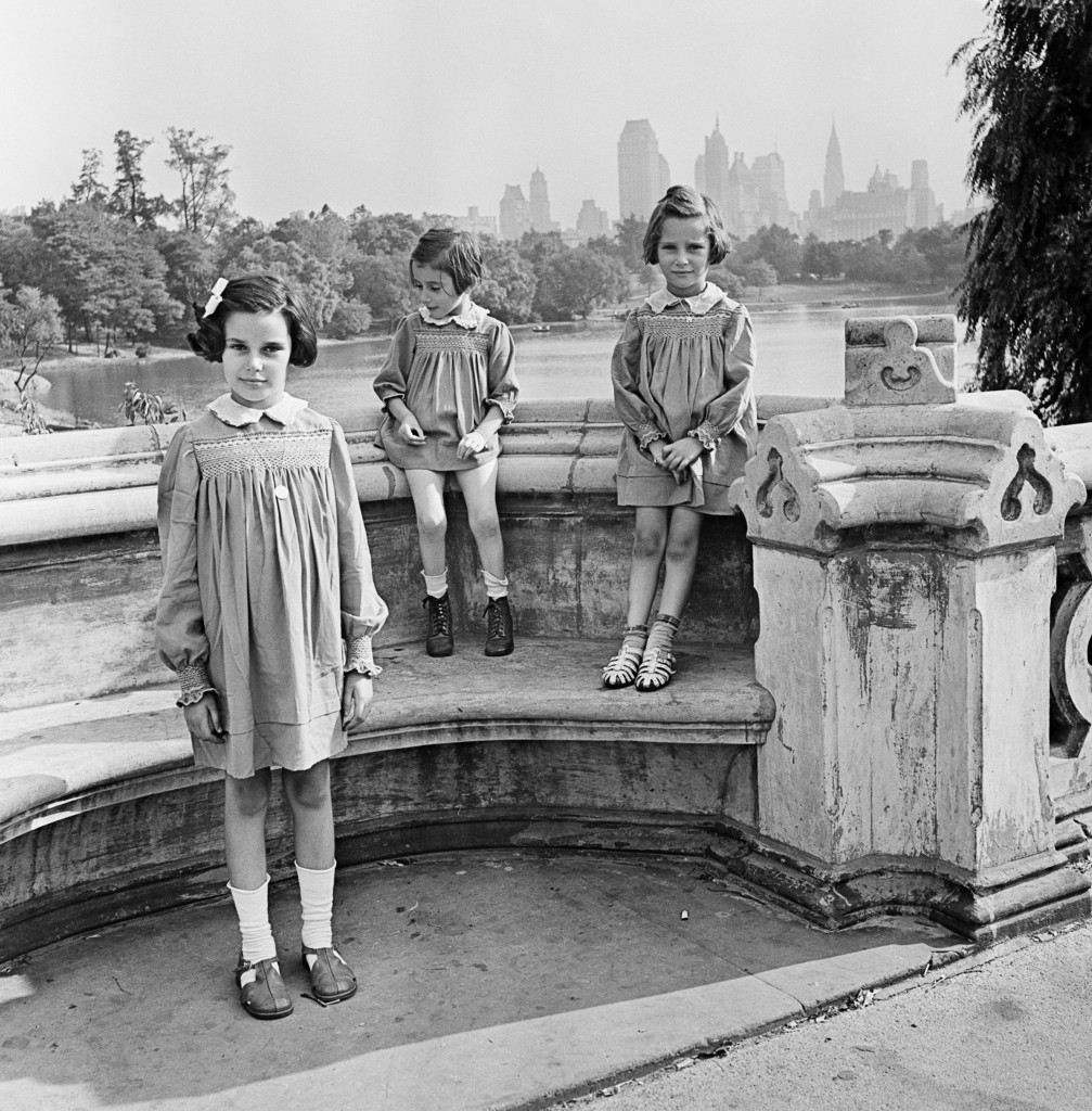 De zusjes Marion, Renate en Karen Gumprecht in Central Park New York, 1941, veilig aangekomen na hun vlucht uit Hamburg, Roman Vishniac, foto Joods Historisch Museum