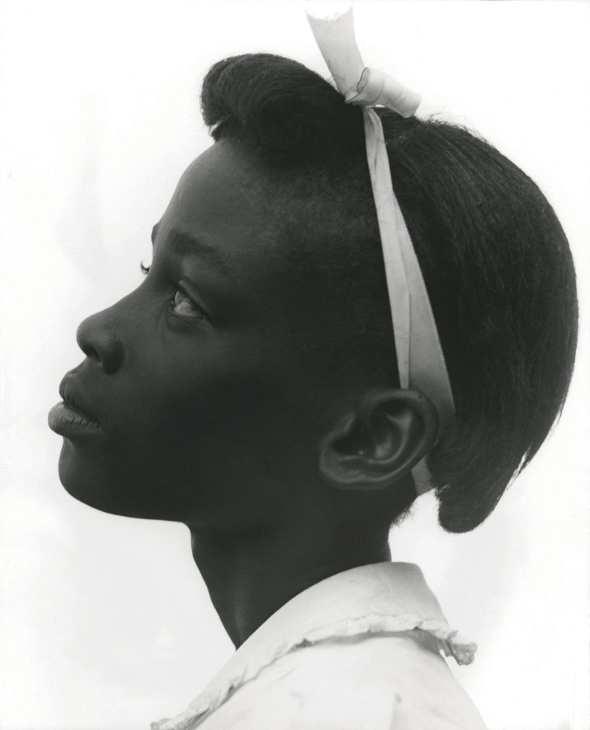 Consuela Kanaga, Jong meisje van opzij gezien, 1948, c Consuela Kanaga, Courtesy of Howard Greenberg Collection