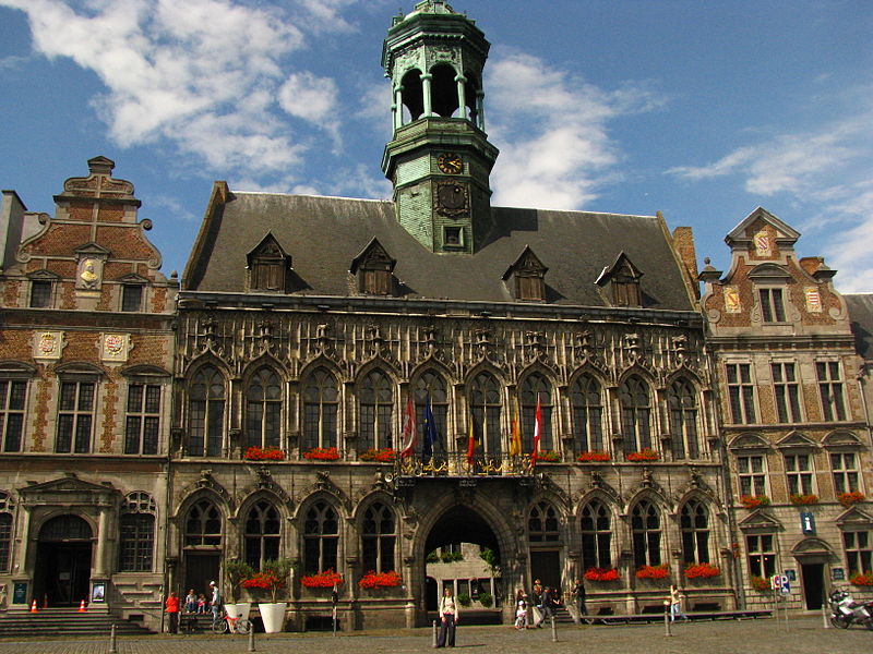 Stadhuis van Mons, foto Joape, Creative Commons
