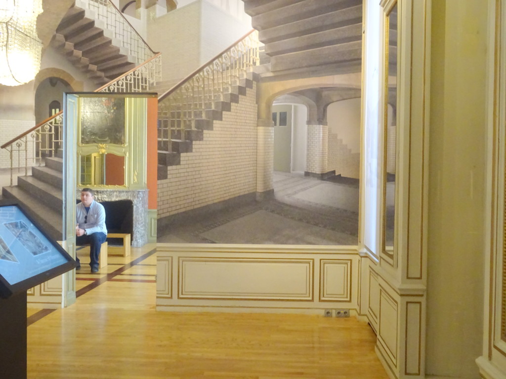 De wanden van de balkonkamer van het voormalige Paleis Lange Voorhout - lang werkkamer van koningin Beatrix geweest - nu helemaal 'bekleed' met de reconstructie van het trappenhuis van Eschers 'hel van Arnhem', zijn oude HBS