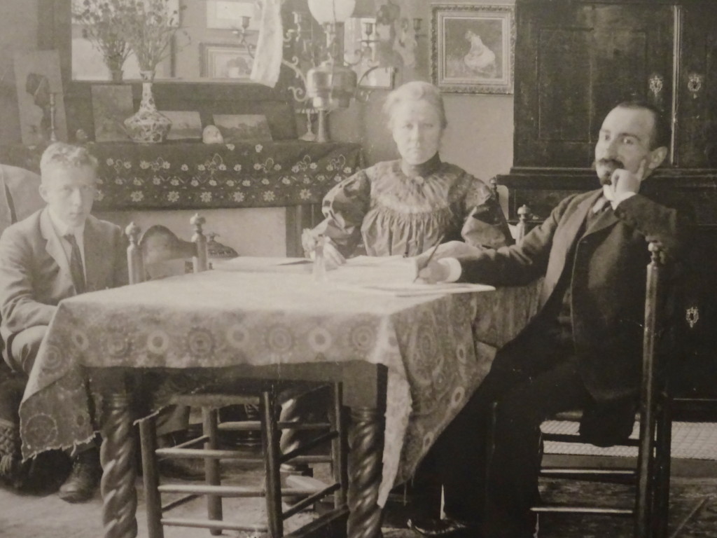 Jo van Gogh-Bonger, weduwe van Vincents broer Theo, in haar Amsterdamse huiskamer, rond 1905. Rechts haar tweede man Johan Cohen-Gosschalk, links zoon Vincent Willem. In de nieuwe presentatie zijn ook veel familiefoto's opgenomen. 
