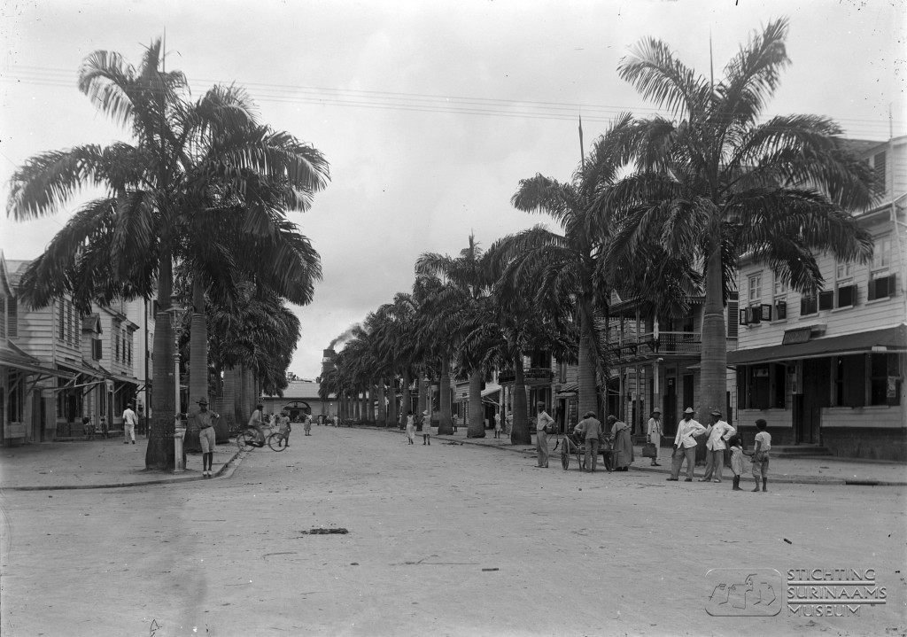 De Jodenbreestraat, hoek Maagdenstraat richting Waterkant, Paramaribo, foto: Augusta Curiel, ca 1915. Copyright Stichting Surinaams Museum, Paramaribo