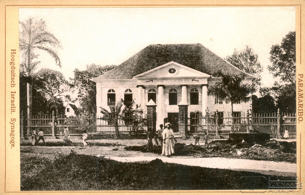 De synagoge van de Hoogduitse gemeente Neve Salom in de Keizerstraat in Paramaribo, tegenwoordig nog als enige in gebruik. Foto: Eugen Klein (1869-1927), ongedateerd. Copyright Stichting Surinaams Museu, Paramaribo