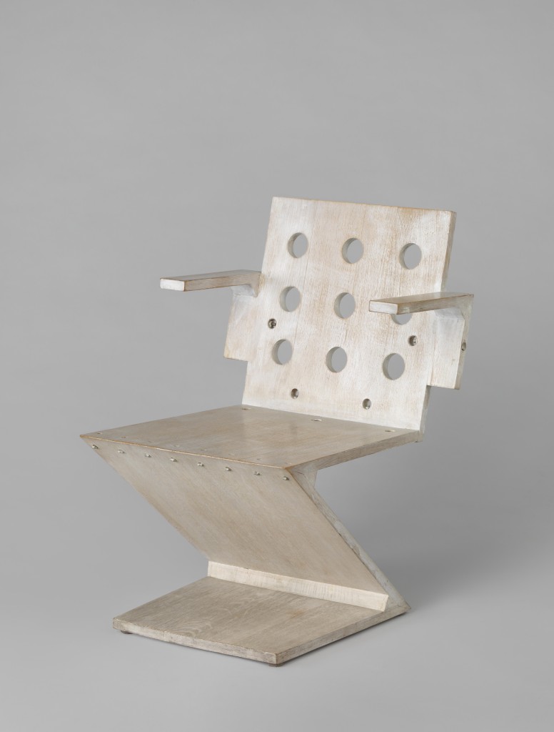 Zizagstoel met gaten en korte armleggers, Gerrit Rietveld, ontwerp: 1932, uitgevoerd door Gerard van de Groenekan, eikenhout, verf, ca. 1938-1958