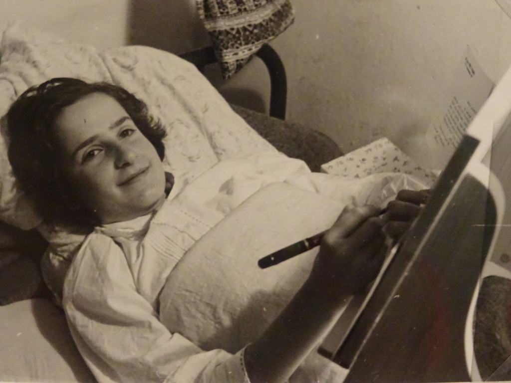Isabel Wachenheimer in een ziekenhuisbed in Davos, kort na de bevrijding. Detail, eigen foto.