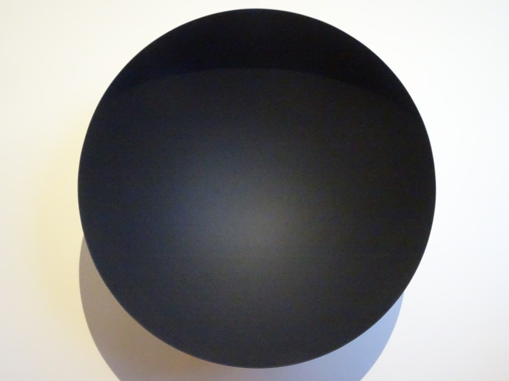 Anish Kapoor, Monochrome (Grey), 2014, hars en verf. Detail, eigen foto