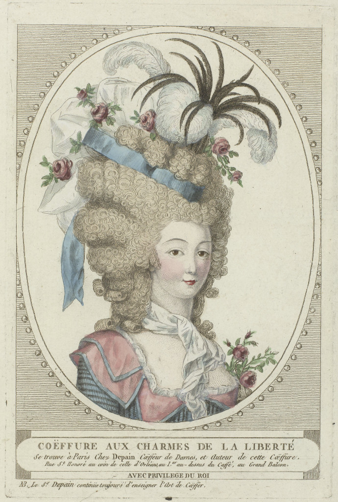 Vrouwenbuste in ovaal met coiffure van de Franse kapper Depain: hoog opgekapt kroezend haar waarop een muts met linten, rozen en veren. Coiffures de Depaik, ca. 1790: Coëffure aux Charmes de la Liberté. Foto Rijksmuseum