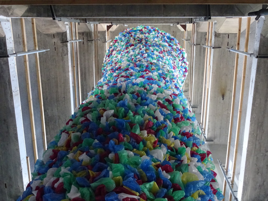 Pascal Marthine Tayou On, Kameroen, Plastic Bags. Het werk bestaat uit tienduizenden plastic tassen en werd speciaal voor De Meelfabriek gemaakt door tientallen vrijwilligers. Eigen foto.