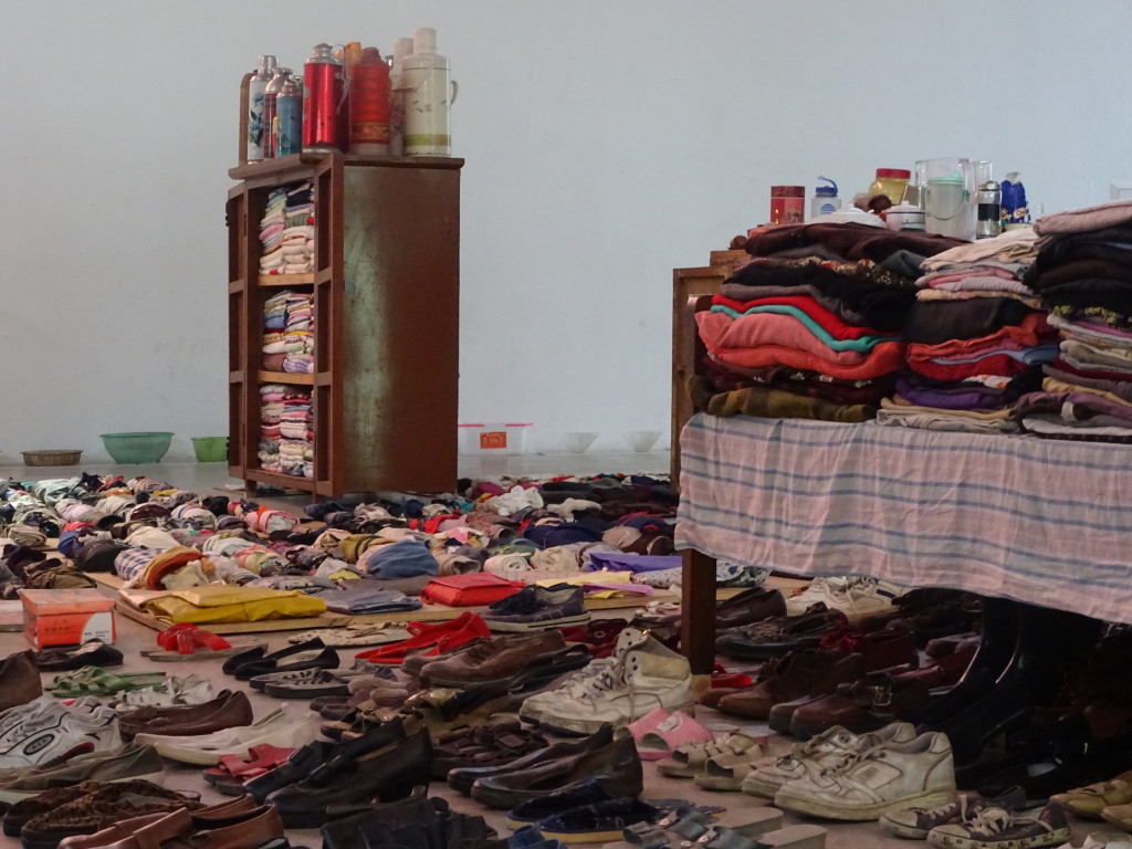 'Waste Not', de verzameling spullen van Song Dongs moeder tot kunstwerk gemaakt. Eigen foto