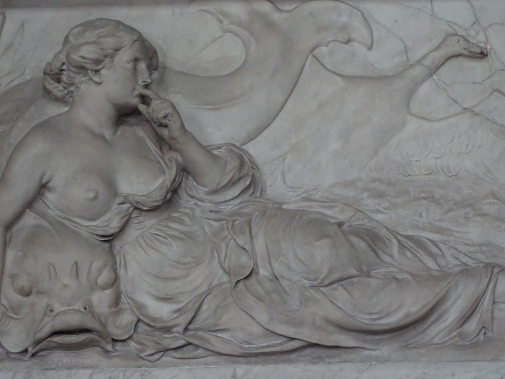 Stilzwijgendheid, ca. 1653/54, Rombout Verhulst. De vrouw boven de secretarie verbeeldt de stilzwijgenheid, de gans met steen in de bek deed dat met haar soortgenoten bij het Taurusgebergte uit voorzorg tegen de arenden. Bevreesd om anders door hun 'kakelachtigheyt' de aandacht te trekken.