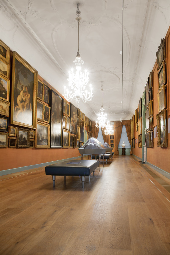 Interieur met kroonluchter/Interior with chandelier c Galerij Prins Willem V, foto Frank van der Brug