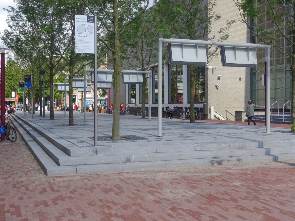 De wachtzone bij de kassa buiten. Eigen foto.