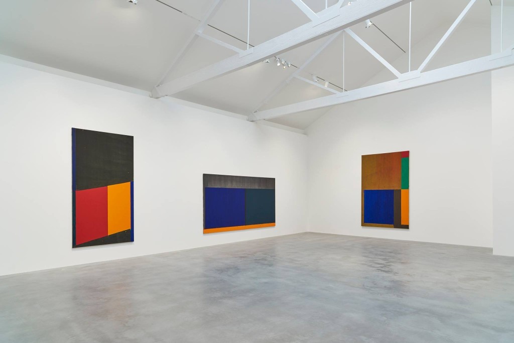 Een van de zalen met werk van John Hoyland