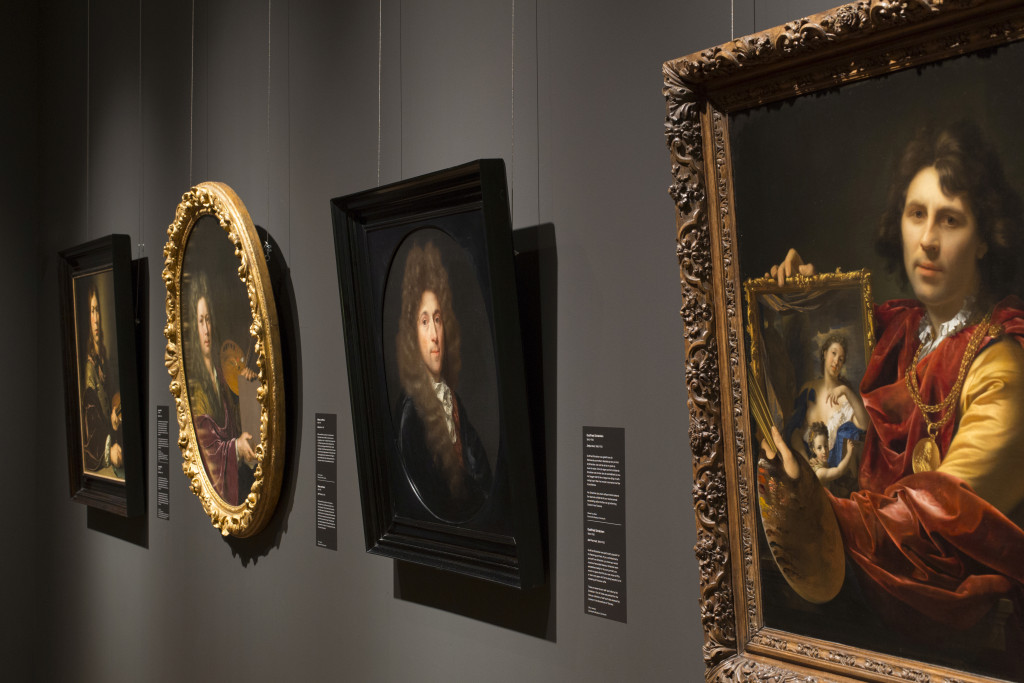 Zaalimpressie, fotograaf c Ivo Hoekstra, Mauritshuis Den Haag. Het portret rechts is van Adriaen van der Werff