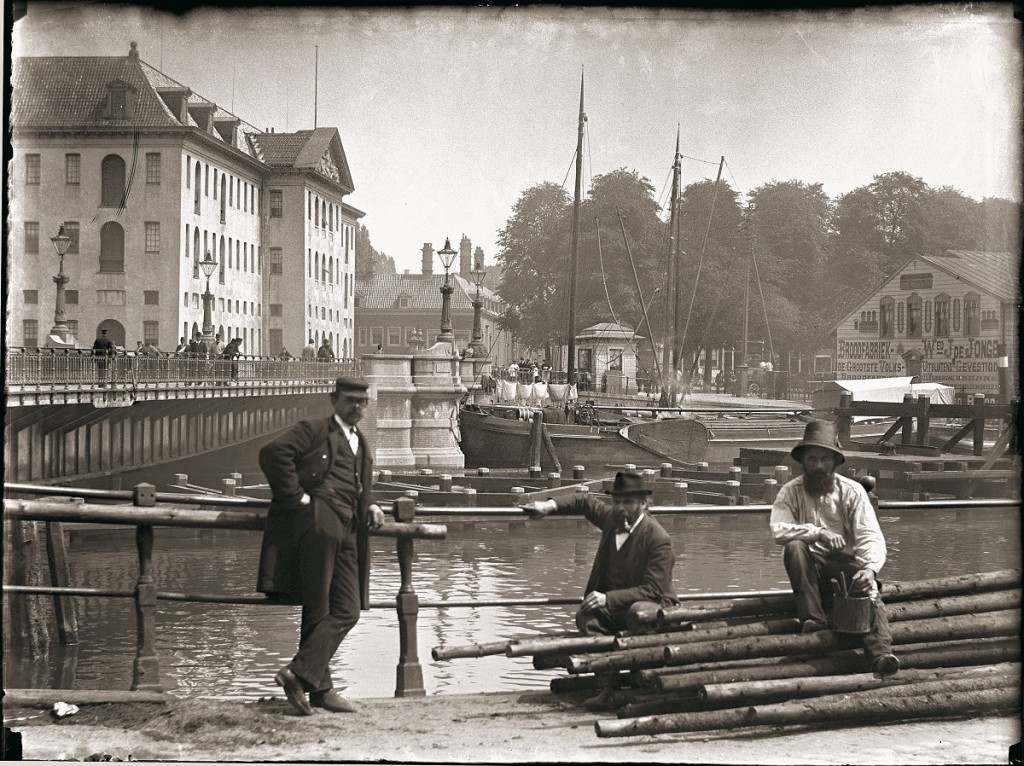 Nieuwe Vaart bij de Kattenburgerbrug met 's Lands Zeemagazijn, Jacob Olie,28 mei 1895, rechts daarnaast het huis van oom Jan. Foto: Stadsarchief Amsterdam