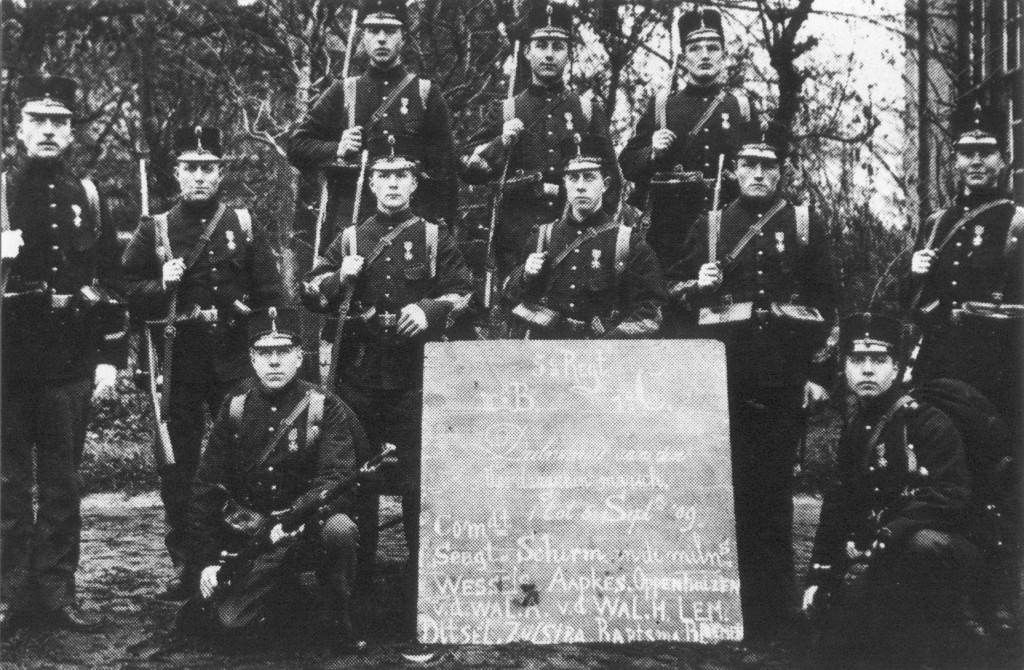 Deelnemers aan de eerste Vierdaagse van 1909, militairen van het 5e Regiment Infanterie, met hun ereteken voor betoonde marsvaardigheid, foto Regionaal Archief Nijmegen