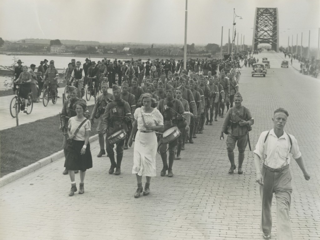 Voor het eerst over de Waalbrug, opgeleverd in juni 1939, tot dan werden de deelnemers met een gierpont overgezet, foto Regionaal Archief Nijmegen