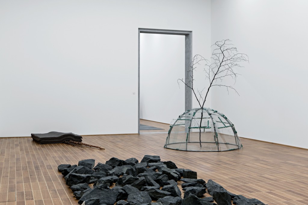 Joseph Beuys, Schneefall, 1965; Richard Long, Stone Line, 1977; Mario Merz, Acqua Scivola (Igloo di Vetro), Foto: Gina Folly, Kustmuseum Basel