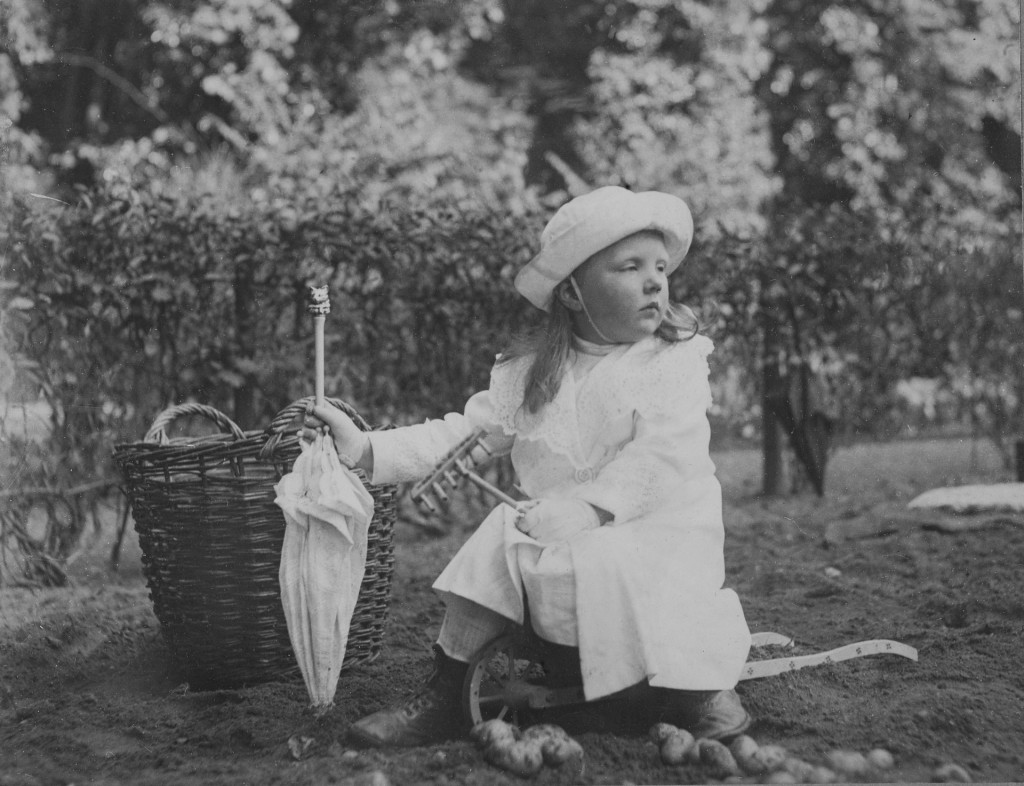 Prinses Juliana in de moestiuin, 1913, foto koningin Wilhelmina, collectie Koninklijke Verzamelingen, Den Haag