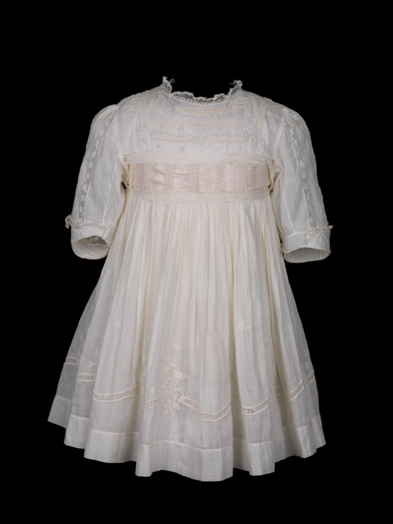 Wit jurkje van prinses Juliana, 1911-1913, Paleis Het Loo, bruikleen Koninklijke Verzamelingen, foto Tom Haartsen