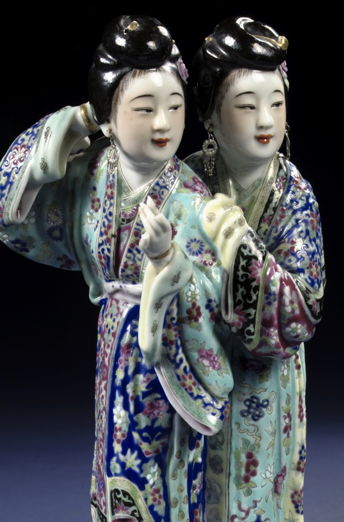 Twee vrouwen in verleidelijke pose, eind 19de eeuw, China, porselein, collectie Bertholet, Amsterdam, foto: Michiel Elsevier Stokmans