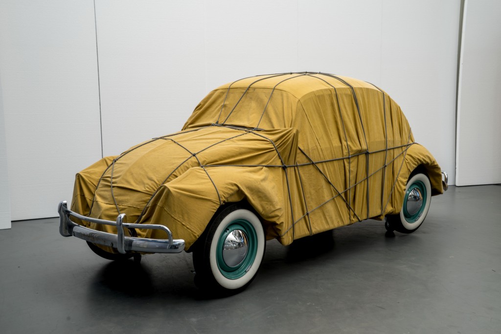 Christo Wrapped Beetle 1963 (Objekt 2014), 1963 / 2014 Auto, Stoff, Seile 150 x 158,5 x 414 cm