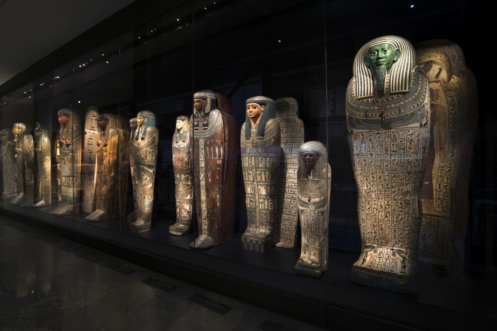 Opstelling mummiekisten in vernieuwde Egypte-afdeling, foto Rob Overmeer