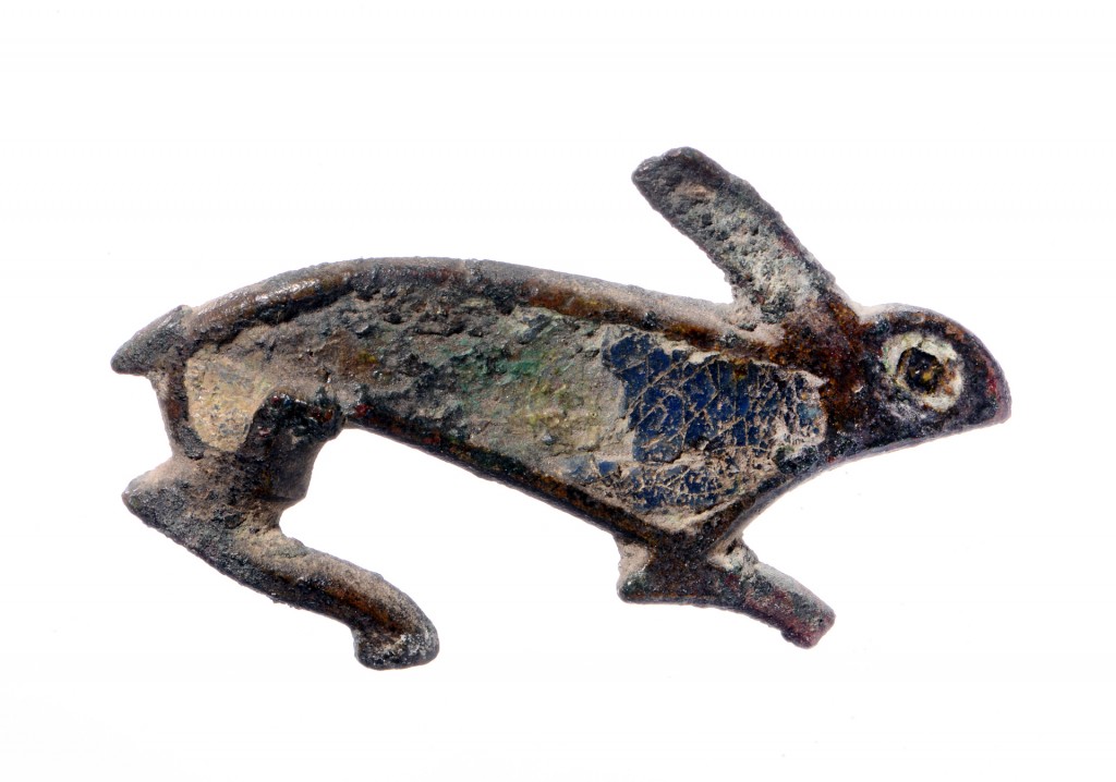 Romeinse fibula in de vorm van een haas, 150-300 na Chr.. foto Rijksmuseum van Oudheden
