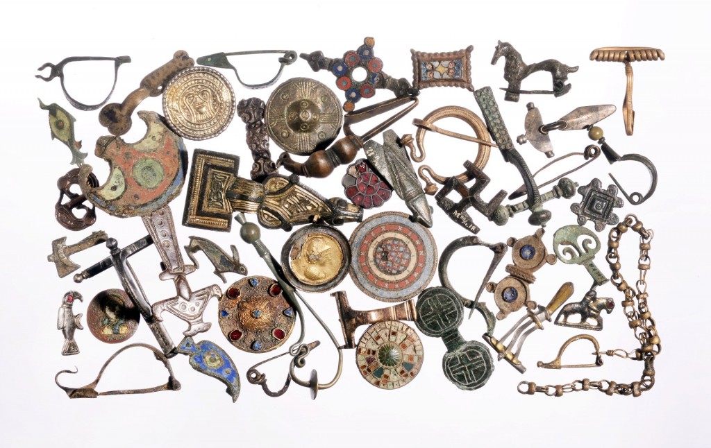Fibula-overzicht, foto Rijksmuseum van Oudheden