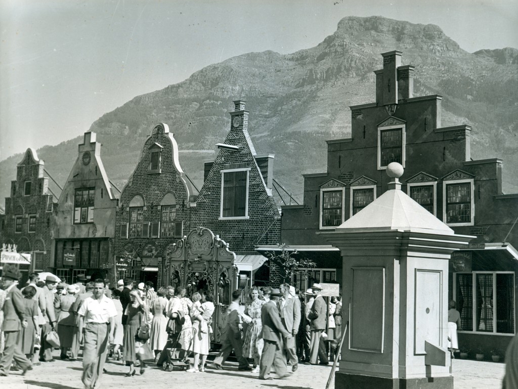 De nagebouwde markt van Culemborg op het terrein van het Van Riebeeck-festival in Kaapstad, 1952. Collectie Zuid-Afrikahuis, Amsterdam. Culembirg was de geboorteplaats van Van Riebeeck.