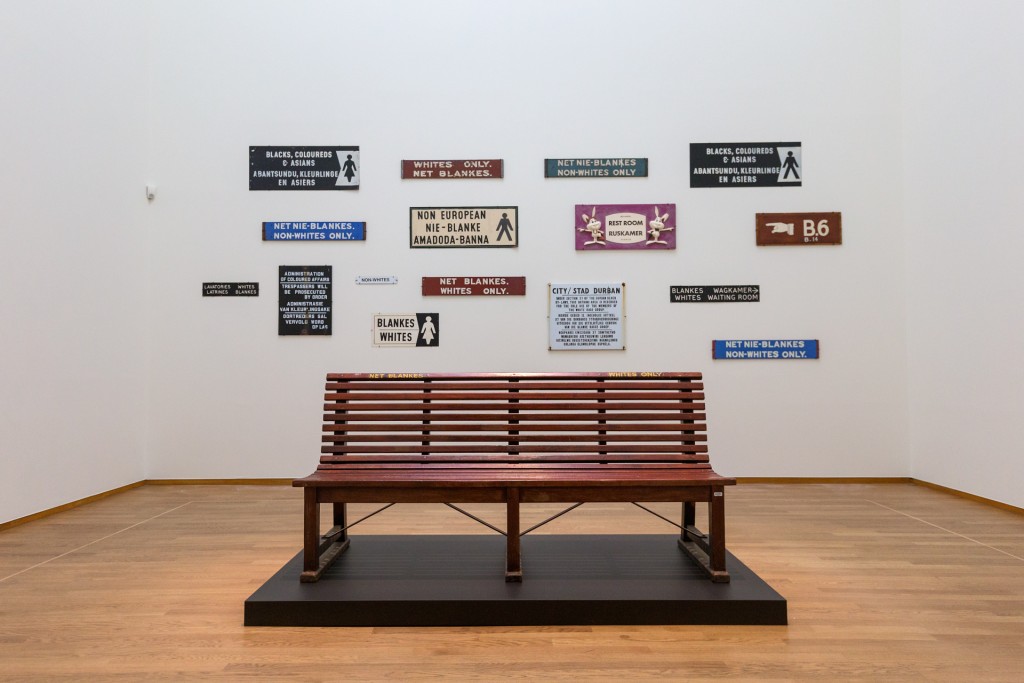  Bank met het opschrift 'Net Blankes/Whites Only' Foto: Olivier Middendorp