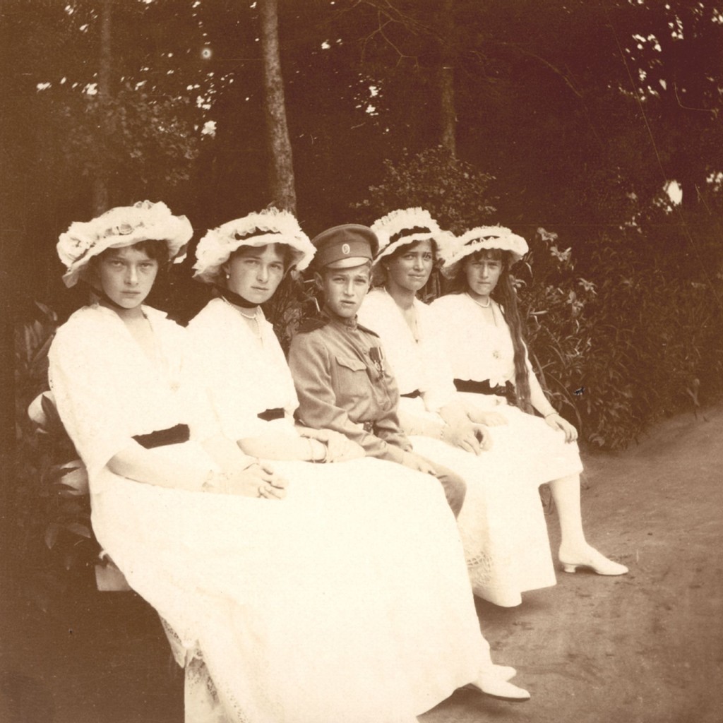Grootvorstinnen Olga, Tatjana, Maria en Anastasia en tsarevitsj Aleksej op een bankje in een park, na 1910, fotograaf onbekend, c GARF, State Archive of the Russian Federation
