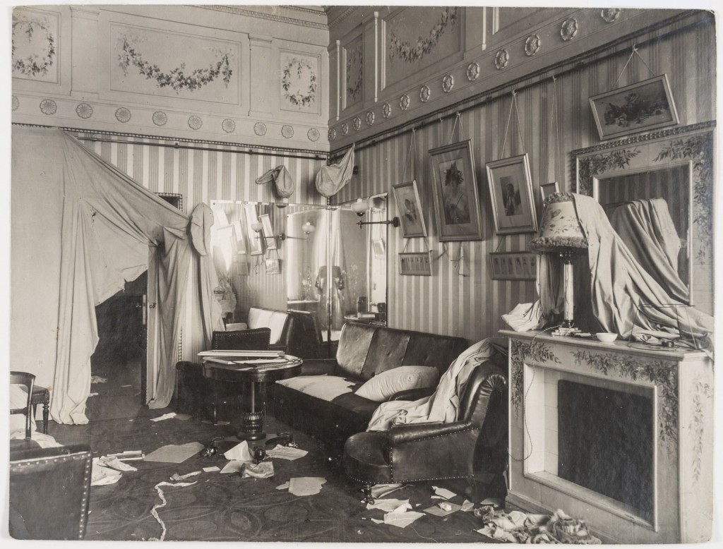 Het Sirenenbouoir van tsarina Alexandra na de bestorming tijdens de Oktober Revolutie in 1917, foto Karl Kubesc, c State Hermitage Museum, St. Petersburg