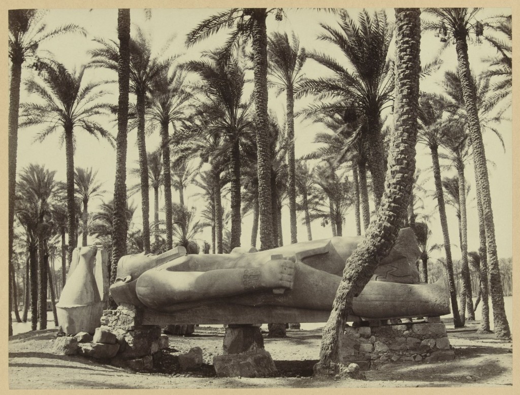 Antonio Beato (1834-1906), Standbeeld van Ramses II in Memphis, Egypte, ca. 1880-1890, Rijksmuseum, Amsterdam