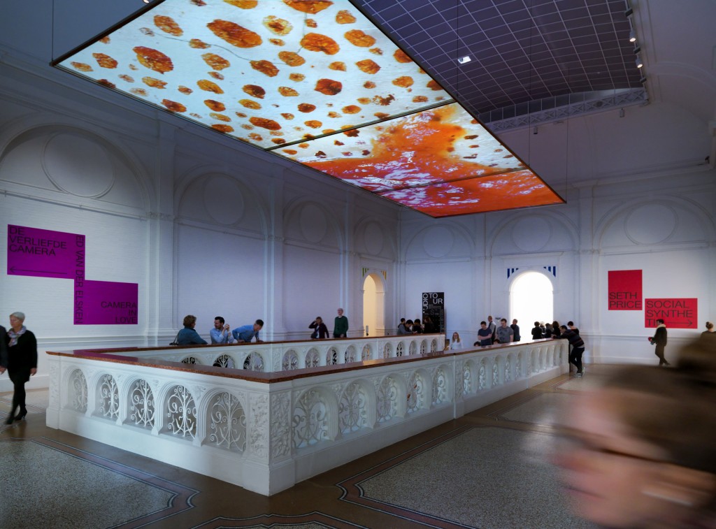 Het trappenhuis van het Stedelijk Museum, Social Synthetic, Seth Proce, foto G.J. van Rooij