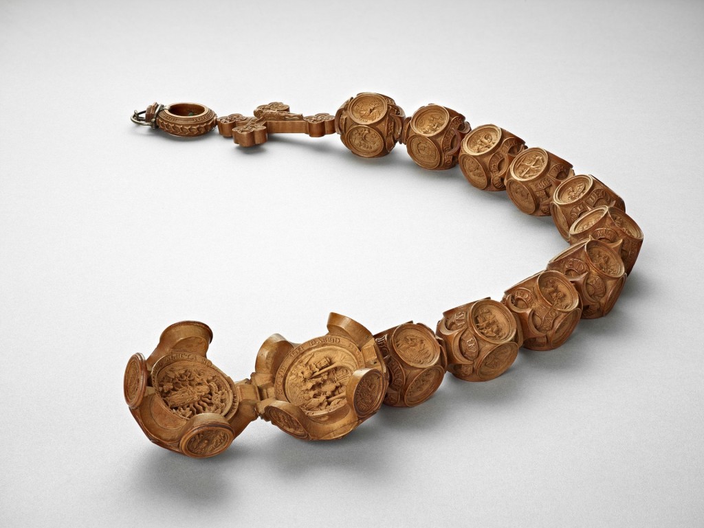 Adam Dircksz. en atelier, Rozenkrans gemaakt voor Koning Hendrik VIII en zijn vrouw Catharina van Aragon, buxushout, 472 mm lang, Nederland, ca. 1509-1526. Chatsworth House, collectie Duke of Devonshire & The Chatsworth Settlement, foto Craig Boyko