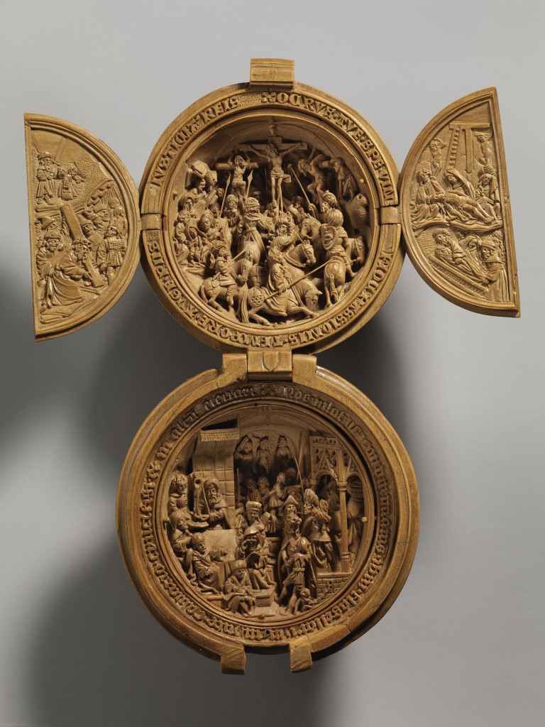 Amdam Dircksz. en atelier, Gebedsnoot met de Kruisiging en Christus voor Pilatus, buxushout, 50 mm diameter, Nederland, ca. 1500 - 1530, New York, The Metropolitan Museum of Art, schenking van J. Pierpont