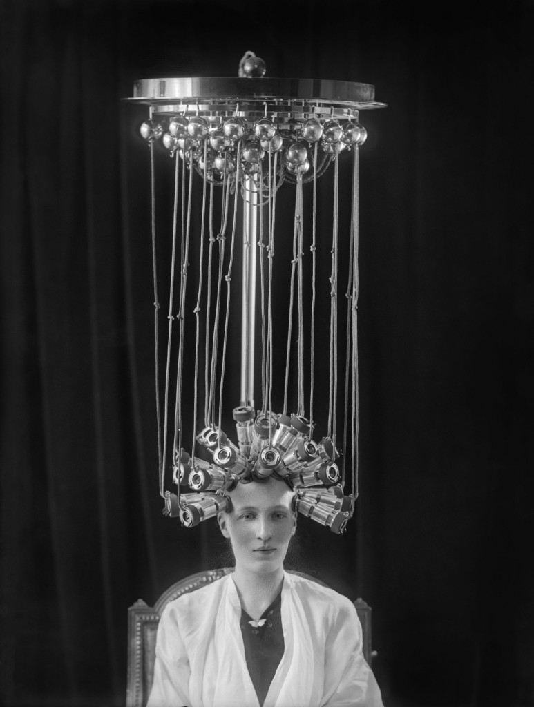 Een vrouw krijgt permanente krullen in de Londense kapsalon Eugène Limited, Alexander Bassano Photographic Studios Limited, 1923, Museum of London