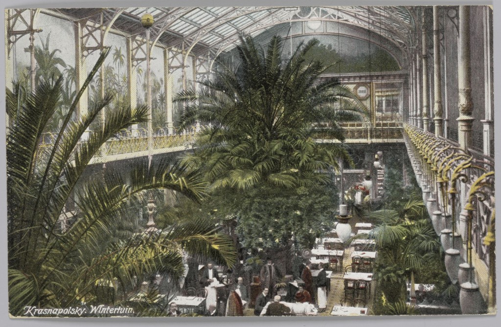 Ansichtkaart van de elektrisch verlichte Wintertuin van Grand Hotel Krasnapolsky in Amsterdam, circa 1900