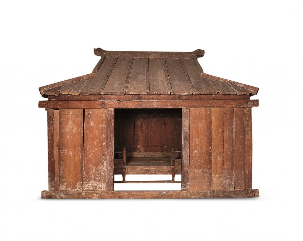 Houten dodenhuis uit een graftombe in Wengniute Qi, Chifeng, circa 1100 na Chr., collectie Inner Mongolia Museum, Hohhot (China)