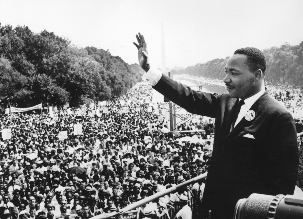 Martin Luther King (1929 - 1968) zwaait naar de menigte die op 28 augustus 1963 deelnam aan de 'March on Washington for Jobs and Freedom' foto: King Hulton Archive Agence France Presse, Getty Images