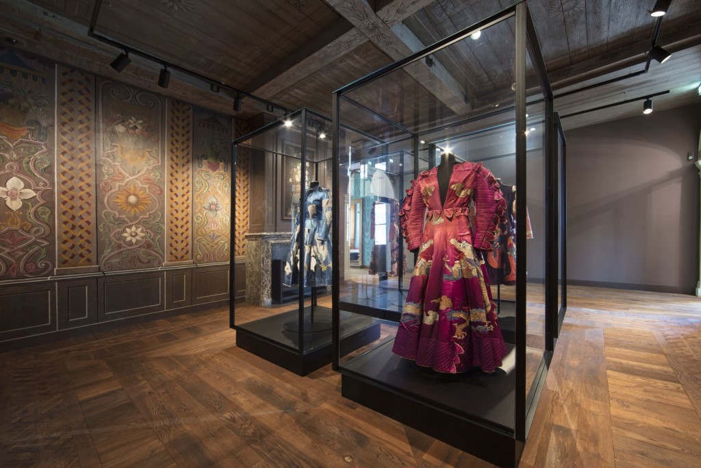 Kasteel Ruurlo, jurken Fong Leng, foto Michael van Oosten