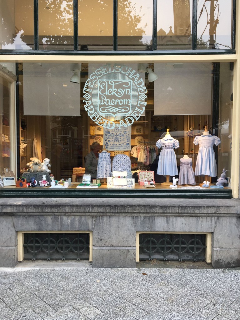 De Tesselschade-winkel op het Leidseplein in Amsterdam wordt druk bezocht door toeristen uit de hele wereld.