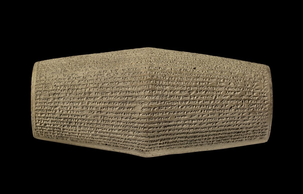 Prisma met tekst in spijkerschrift, aardewerk, 7de eeuw voor. Chr, gevonden in heuvel Nebi Yunus van Niniveh. Tekst over heldendaden koning Sennarcherib. Foto en collecties: c The Trustees of the British Museum (no. BM 22502)