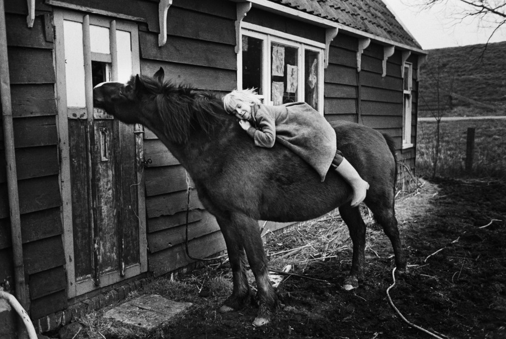 Daan van der Elsken op Pravda, Edam (ca. 1970), copyright Ed van der Elksen/Nederlands Fotomuseum