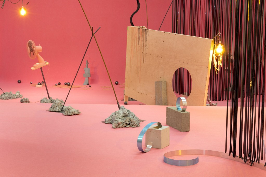 Anne Hardy, Falling and Walking, 2017, Museum Boijmans Van Beuningen. Op expositie 'Sensory Spaces 13'