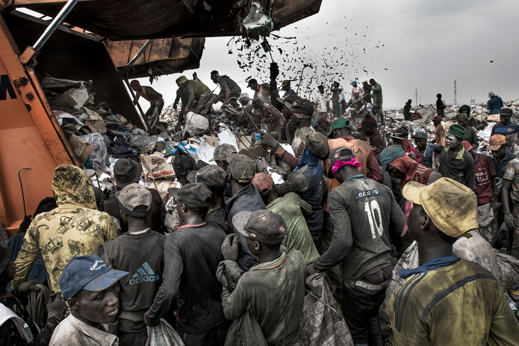 Kadir van Lohuizen, milieu, 1e prijs series, Nederland, NOOR Images, Wasteland, foto van de vuilnisbelt Olusosun in Lagos, Nigeria. World Press Photo 2018