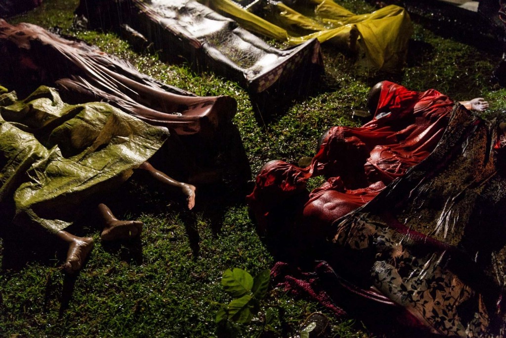 Patrick Brown, Australië, Panos Pictures, voor UNICEF, reportage 1e prijs enkel beeld. 28 september 2017, de lichamen van Rohingya-vluchtelingen, verdronken ton hun boot omsloeg, op ongeveer acht kilometer van de kust van Bangladesh. World Press Photo 2018